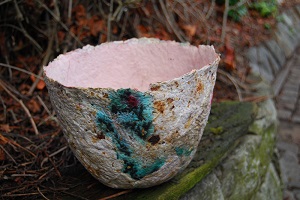 Papierschale handgeschöpftes Papier grau bunt Durchmesser 25cm Höhe 30cm Preis: 39 €